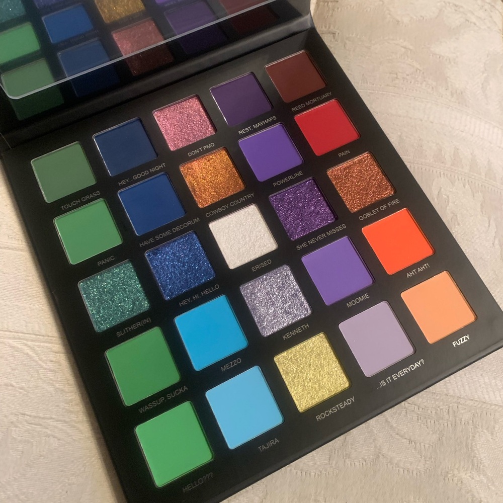 Blend Bunny Little Miss She Never Misses Eyeshadow Pigment Palette BNIB